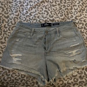 Hollister High-Rise Mom Shorts !